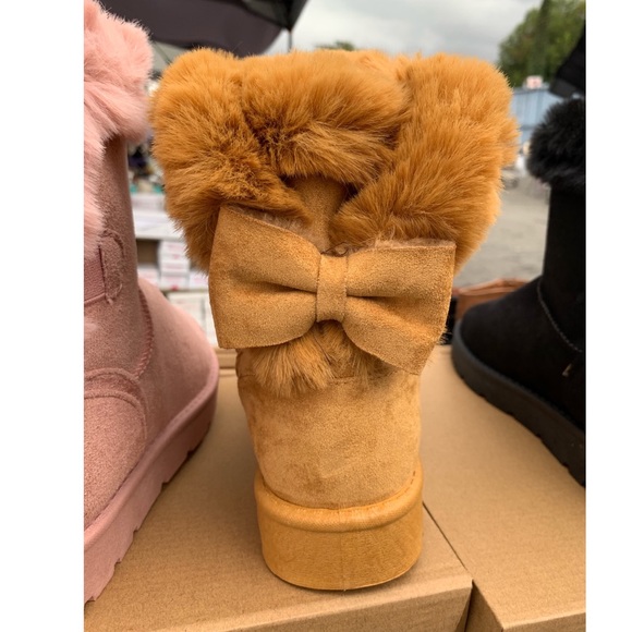 Faux Fur Tan Ankle Ugg Like Bow Boots - Picture 1 of 5